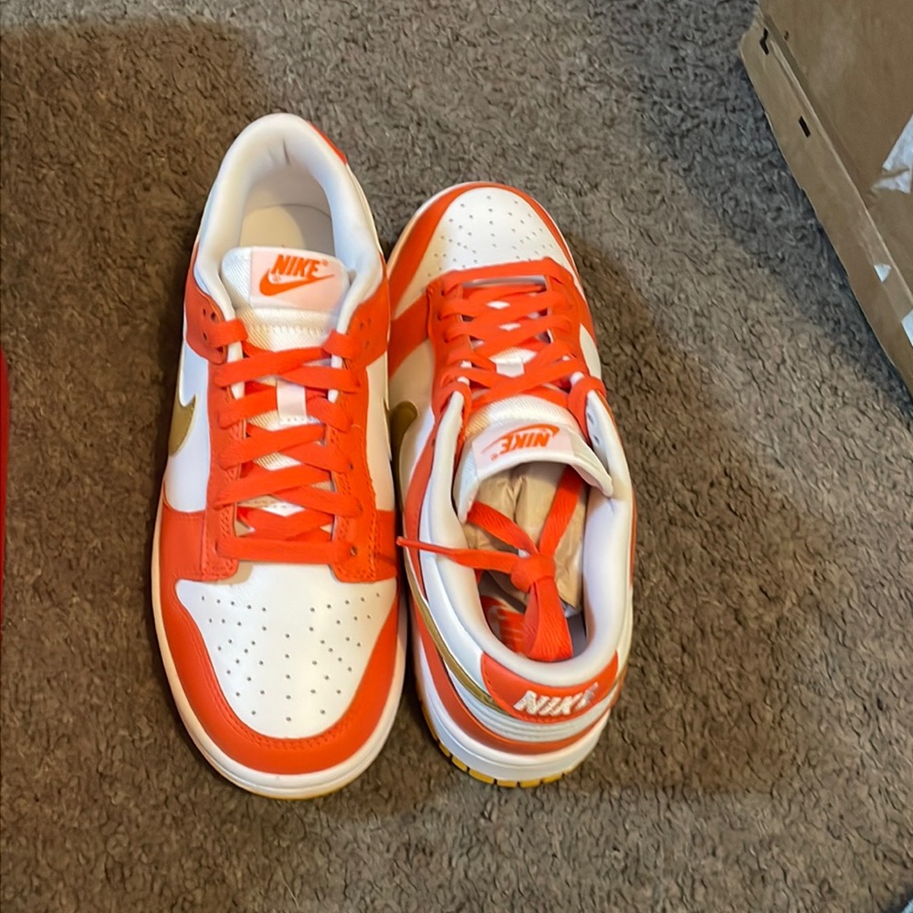 Nike Dunk Lows Women’s University Gold size 8